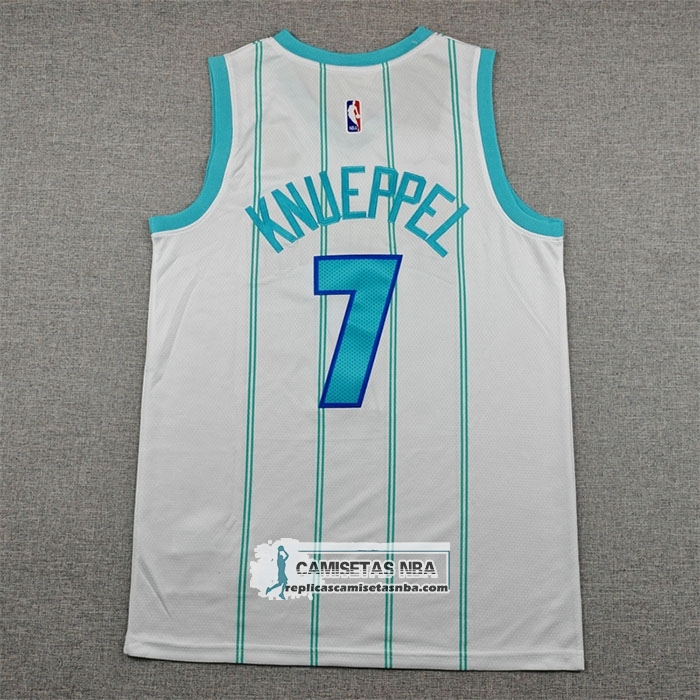 Camiseta Charlotte Hornets Kon Knueppel NO 7 Association 2025-26 Blanco
